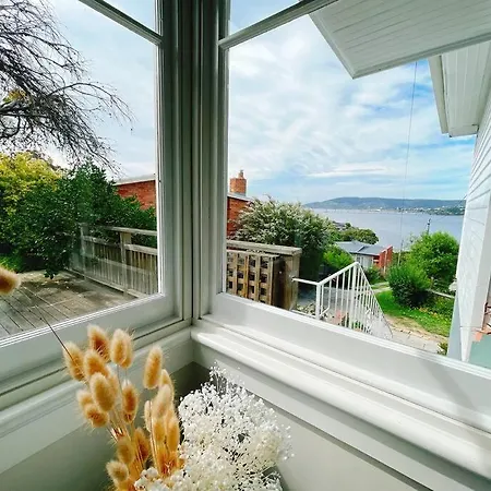 Spectacular Hobart River View Home Lindisfarne Exterior photo